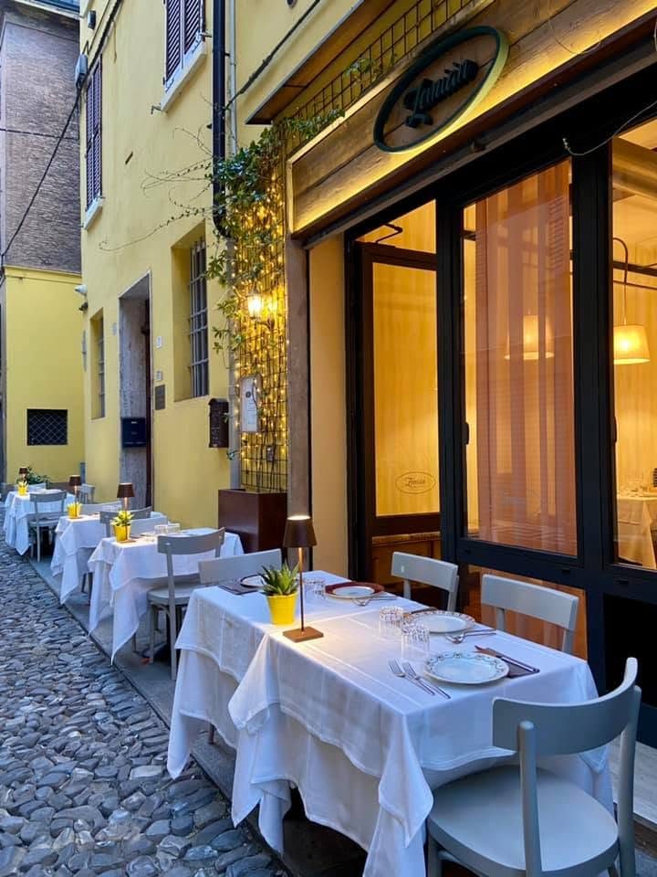 I tavoli all’aperto di Zemiàn la sera, in via Fonte d’Abisso