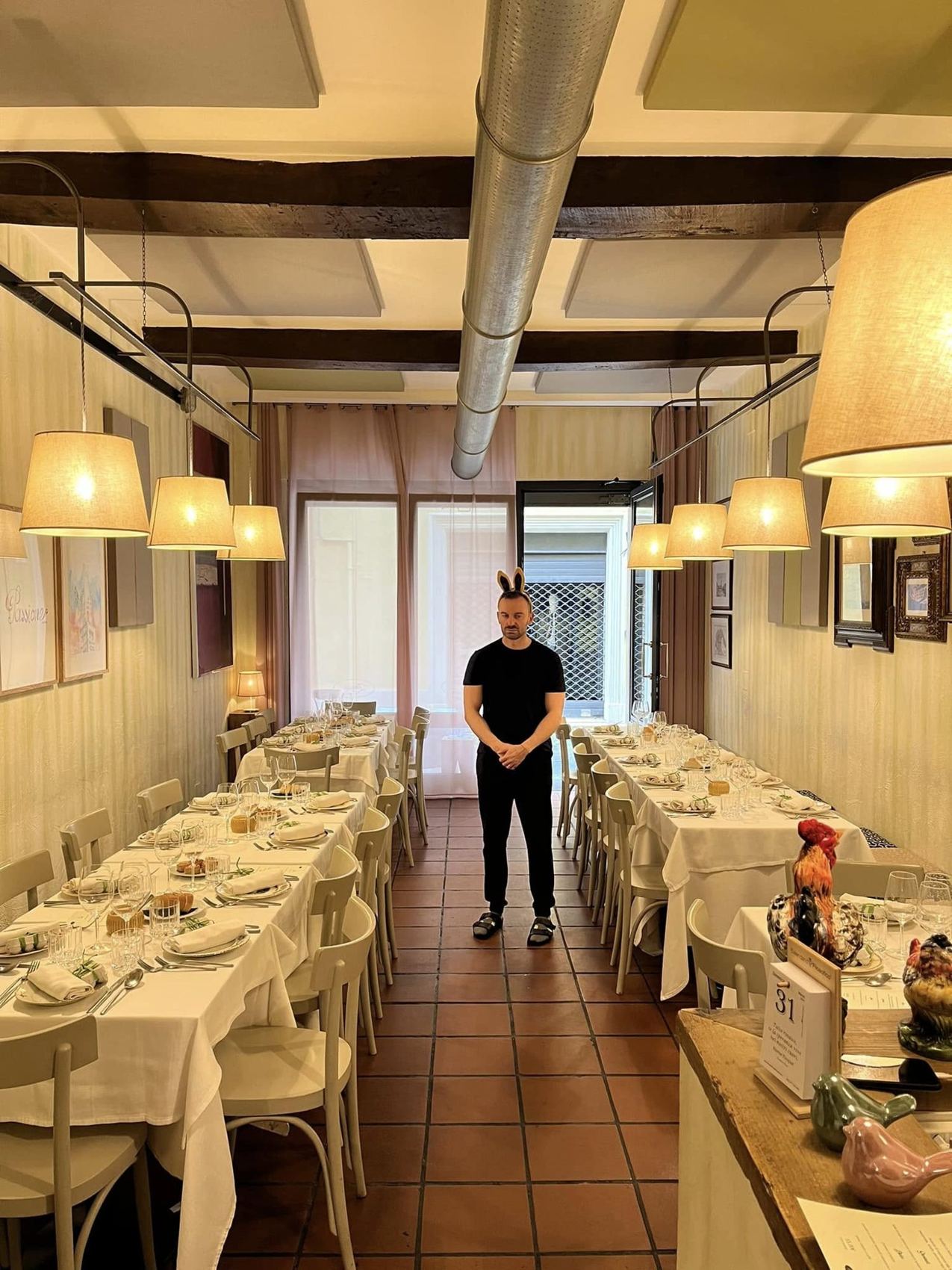 Davide Crivellaro nella sala di Zemiàn apparecchiata per la sera