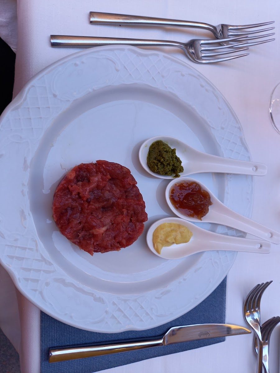 Tartare di manzo con tre salse in cucchiai