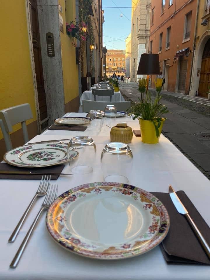 Tavoli all’aperto nel vicolo di via Fonte d’Abisso